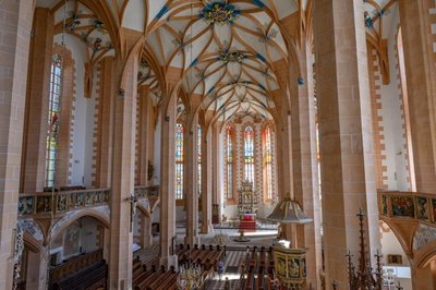 <p>Sie erzählt, wie das filigrane Schleifenstern- und Schlingrippengewölbe entstanden ist und warum es Paradiesgarten genannt wird. Nur im Liegen bekommt man einen räumlichen Eindruck, sagt die Gästeführerin.</p>
