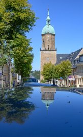 <p>Die drei Bänke auf der Aussichtsplattform wurden vor allem für Besucher aufgestellt: zum Verschnaufen und Genießen. Daneben hegt die Türmerin in Kübeln Blumen, Tomaten- und Gurkenpflanzen.</p>
