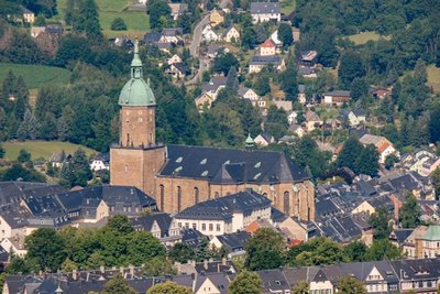 <p>„Von Außen wirkt die über der Stadt thronende Kirche eher wie eine Burg, zwar mächtig, aber keineswegs prächtig. Auswärtige sind mitunter sogar enttäuscht. Umso mehr sorgt die Innenausstattung für Staunen“, erzählt Sylvia Schelter.</p>
