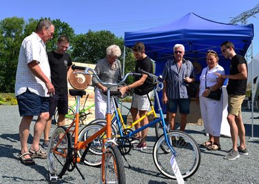 <p>Marcus Biebl und Robin Dörrmbächer verwandeln alte DDR-Klappräder in auffällige Unikate. "Wie bei einem BMX-Rad sind unsere Modelle bei der Auslieferung nicht verkehrssicher", erklären die Geschäftsleute. "Aber LED-Leuchte, Reflektoren und Klingel sind einfach nachzurüsten."</p>