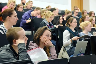<p>Nur Streber sitzen in der ersten Reihe? Von wegen! Um sich selbst auch an anstrengenden Tagen zur Konzentration und Disziplin zu mühen, setzt man sich am besten in eine der ersten Reihen. Man bleibt im Sichtfeld des Dozenten und kann dem roten Faden besser folgen.</p>