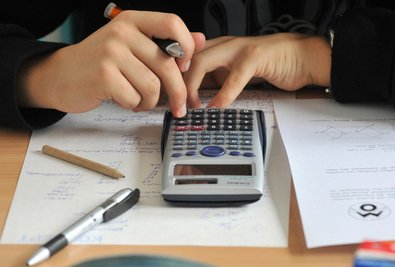 <p>Kommunikationstrainer Lutz Herkenrath hat keine guten Erfahrungen mit dem stundenlangen Auswendiglernen gemacht und empfiehlt daher die sogenannte Lackier-Methode: „Ich lerne für zehn Minuten, für den Rest der Stunde mache ich etwas ganz anderes und lasse den Stoff einsickern. Das wiederholt man den Tag über und behält das Gelernte am Ende besser, als wenn man sich in einer Stunde alles ins Gehirn zu pressen versucht.“</p>