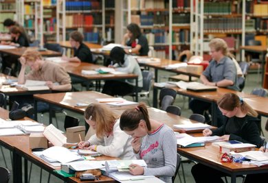<p>Wem die Lackier-Methode nicht hilft, sollte die Pomodoro-Technik testen. Diese setzt sich aus 25 Minuten Lernen und fünf Minuten Pause zusammen. Ein Timer hilft, die beiden Einheiten strikt zu trennen und sich in der Pause wirklich nicht mit der Lernaufgabe zu beschäftigen. Nach vier solcher Einheiten folgt eine größere Pause. So bleibt die Lernzeit überschaubarer und die Konzentration wird gesteigert.</p>