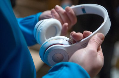 <p>Musik oder Hintergrundgeräusche helfen vielen, sich besser auf das Lernen zu konzentrieren. Hierbei eignen sich je nach persönlichem Geschmack spezielle Konzentrations-Playlists von ruhiger Klaviermusik bis hin zu rhythmischem Electro oder aber weißes Rauschen, Strand- oder Regengeräusche.</p>