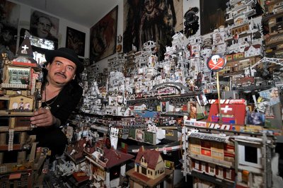 <p>In seinem Chemnitzer Atelier hatte er zeitweise eine ganze Stadt nachgebaut.</p>