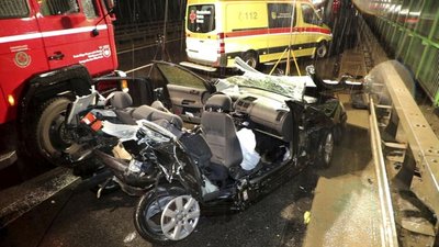 <p>Ein weiteres Auto kam jedoch nicht rechtzeitig zum Stehen und krachte in den Wagen.</p>
