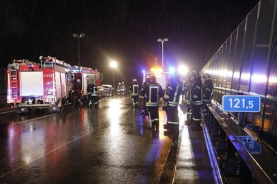<p>Die Autobahn war für mehrere Stunden gesperrt.</p>

