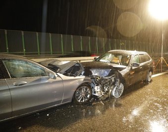 <p>Ein 68-Jähriger fuhr am Donnerstagabend aus noch ungeklärter Ursache in eine Mittelleitplanke und drehte sich mit seinem Wagen.</p>
