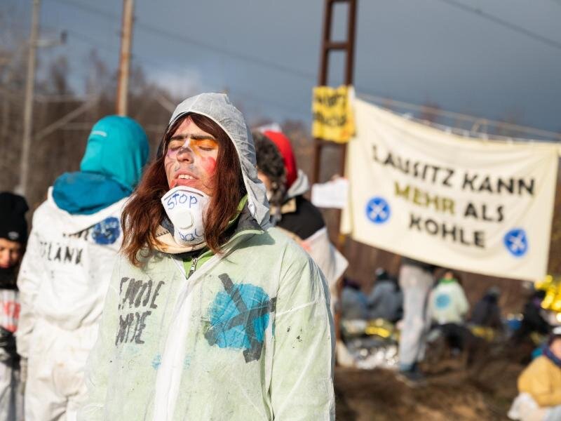 Umweltschutzaktivisten blockieren Bahngleise, die zum Kohlekraftwerk Jänschwalde führen. 