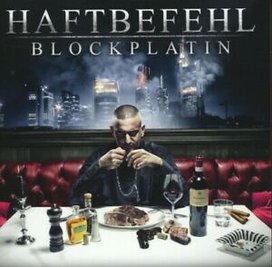<p>Haftbefehl - „Blockplatin“ (2013): Chabos wissen, wer der Babo ist – und somit erfährt ganz Deutschland, wer Haftbefehl ist. Der Frankfurter Rapper hat durch einen einzigartigen Stil nicht nur seine Stadt wieder auf die Karte gebracht und ein Haufen junger Talente gefördert, sondern Straßenrap auf ein ganz neues Level gebracht: Selbst Linguisten waren begeistert vom individuellen Sprachgebrauch. (jcl)</p>
