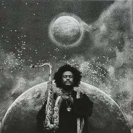 <p>Kamasi Washington - „The Epic“ (2015): Jazz-Sinfonie? Musical? Dokument des Größenwahns? Eher ein Überwältigungsansturm, der den Jazz für das Jahrzehnt als maßlose Musik prägte: Von der amerikanischen Westküste schickte Tenorsaxofonist Kamasi Washington mit seinem Tentett, 32-köpfigem Orchester und Chor voller Dringlichkeit und Raffinesse Botschaften, die aus der Clubenge ins Offene drängten. (ulst)</p>

