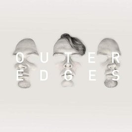 <p>Noisia - „Outer Edges“ (2016): Mag man auch den Namen noch nie gehört haben: Noisia-Sound kam in dieser Dekade jedem zu Ohren. Als Maß aller Dinge im Drum‘n‘Bass hat das Trio die Grenzen dessen verschoben, was mit Laptop und Synthesizern machbar scheint. Unzählige Produzenten haben da hingehört: Was heute als innovativ gilt, haben die Holländer oft zehn Jahre vorher durchgespielt. (tim)</p>
