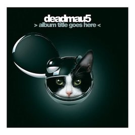 <p>Deadmau5 - „ > Album Title Goes Here < “ (2012): Der kanadische DJ Joel Zimmerman aka Deadmau5 kam als Untergrund-Phänomen aus den Nullern, wo er der Clubmusic dieser Welt ihr Maß gab. Auf diesem Album mixte er nun Retrosound, Zeitgeist und Eigensinn zum nerdigen Markensound, der den Dreck einer Partynacht mit dem Glamour eines McLaren-Autohauses verbindet. Suchtfaktor deutlich über 100! (tim)</p>
