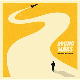<p>Bruno Mars - „Doo-Wops &amp; Hooligans“ (2010): Noch ist das Dudel-Radio nicht tot. Und wer war in den Zehnern der absolute Oberdudler? Richtig: Auch wer Bruno Mars und sein Erstlingsalbum nicht kennt, kann trotzdem das „Yeah yeah yeah“ auf „Grenade“ mitsingen, das Hängemattenlied „Lazy Song“ mitpfeifen und würde „Marry You“ auf jeder Hochzeit vermissen. Ein Reigen unvergesslicher Pop-Perlen! (sest)</p>
