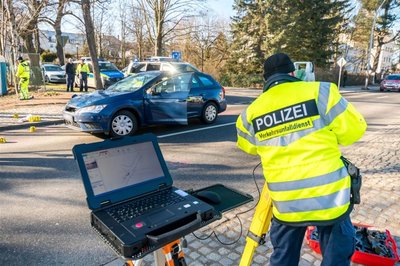<p>Kurz nach der Einmündung Lindenstraße kam es zum Zusammenstoß mit der Seniorin, die mit einem Rollator die Grünthaler Straße überquerte.</p>
