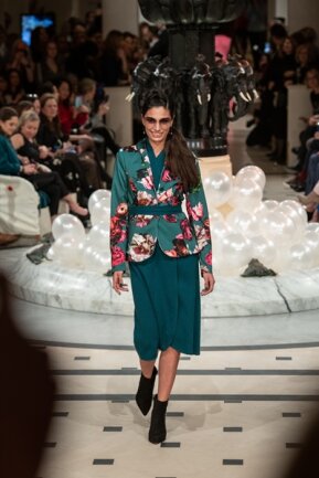<p>Die Show von Anja Gockel in Kooperation mit Edelziege lief zur Modewoche im Hotel Adlon über die Bühne. Das Model trägt als Hingucker zum Kaschmir-Kleid einen Blazer Marke Gockel.</p>
