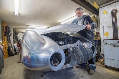 <p>Vor einem reichlichen Jahr machte sich Bach an die Arbeit, um das erste fahrbereite Auto dieses Typs auf die Räder zu stellen.</p>
