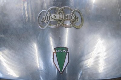 <p>Den zweiten Sportwagen hat das IWU „Silberhummel“ getauft und nutzt ihn als Werbeträger für das Blechumformverfahren und als Versuchsstand für Brennstoffzellenantrieb.</p>
