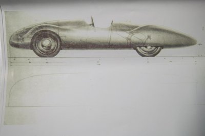 <p>Sie zeigt einen offenen Zweisitzer mit flacher, stromlinienförmiger Karosserie, der den legendären „Silberpfeilen“ der Auto Union und deren Nachkriegs-Nachfolgern aus Eisenach ähnelt.</p>
