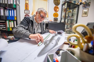 <p>Mit Fahrzeugen der Marke DKW kennt sich wohl niemand besser aus als Frieder Bach. Doch diese Zeichnung war auch für den Oldtimer-Experten und -Restaurator aus Rabenstein eine Riesenüberraschung.</p>
