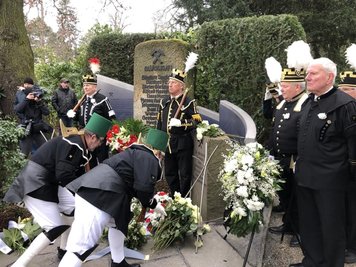<p>Am 22. Februar 1960 kamen bei einer Methan- und Kohlenstaubexplosion im VEB Steinkohlenwerk «Karl Marx» 123 Menschen ums Leben. Auslöser der Explosion in rund 950 Metern Tiefe war unsachgemäßer Umgang mit Sprengstoff.</p>
