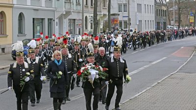 <p>Dort sind die Edelstahlplatten mit Informationen zur Zwickauer Bergbaugeschichte zum Unglück anlässlich des 60. Jahrestages erneuert worden. Bei der stillen Kranzniederlegung an den Gedenksteinen gab es traditionell keine Reden.</p>
