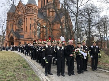 <p>Begleitet vom Glockenläuten der Kirchen in Zwickau und den umliegenden Gemeinden formierte sich im Anschluss an die Gedenkfeier ein Trauerzug zum Hauptfriedhof.</p>
