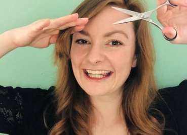 <p>Stylistin Danielle Dähnert aus Chemnitz erklärt ihren Kunden telefonisch, wie sie ihre Haare richtig schneiden können.</p>
