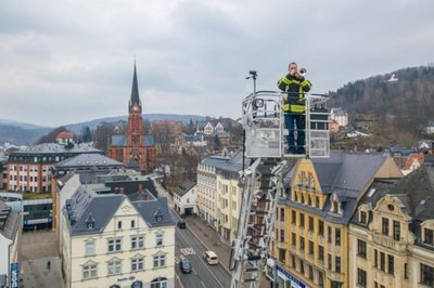 <p>Auf der Drehleiter der Feuerwehr der Stadt Aue-Bad Schlema stehend, hat Sebastian Schlesinger vom Posaunenchor der St.-Nikolai-Kirchgemeinde am 3. April in 30 Metern Höhe über dem Altmarkt das Steigerlied gespielt.</p>
