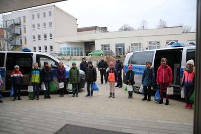 <p>Geschenke für Superhelden: Kinder der Regenbogen-Grundschule Chemnitz haben Geschenke für Polizisten, medizinisches Personal und Verkäufer gebastelt. Abgeholt wurden die Gaben mit Blaulicht.</p>
