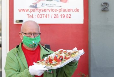 <p>Caterer Stephan Baumert aus Plauen überrascht in diesen Tagen gern fleißige Mitarbeiter, die das öffentliche Leben in Plauen am Laufen halten.</p>
