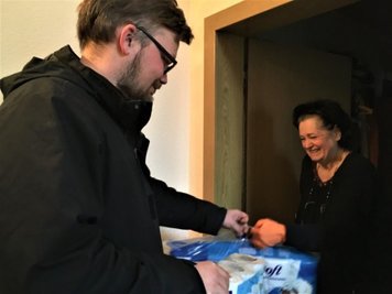 <p>Johannes Höfer von der Initiative Corona-Hilfe Vogtland übergibt in Reichenbach an Helga Ernst auch Küchenrollen und Toilettenpapier. Die Rentnerin verlässt nur das Haus, wenn es sein muss, und könnte aufgrund einer Gehbehinderung auch nicht lange anstehen.</p>
