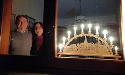 <p>Nicht nur im Erzgebirge, sondern weltweit, sind Menschen einem Aufruf gefolgt: Als Zeichen der Hoffnung und Zuversicht stellen sie Schwibbögen in ihre Fenster.</p>
