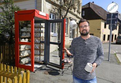 <p>Norman Hofmann hatte online zu viel Klopapier bestellt. Anstatt die Artikel zurückzuschicken, entschied er, sie in Waldenburg zu verschenken. Als Abholstation diente eine Telefonzelle.</p>
