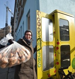 <p>Auch in Chemnitz gibt es eine Soli-Telefonzelle.&nbsp;Das Prinzip: Wer Lebensmittel abzugeben hat, legt sie dort ab, damit sie ein anderer mitnehmen kann.</p>
