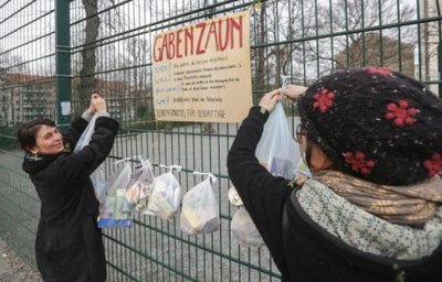 <p>Constanze Gröer und Mandy Arnold (von links) bestücken in Chemnitz den Gabenzaun regelmäßig mit Tüten voller Lebensmittel.</p>
