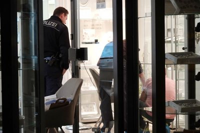 <p>Beim Betreten des Ladens trug er ein graues Sakko, eine helle Schiebermütze sowie eine Brille und einen schwarzen Stoff-Mund-NasenSchutz. Zudem hatte er einen schwarzen Rucksack bei sich.</p>