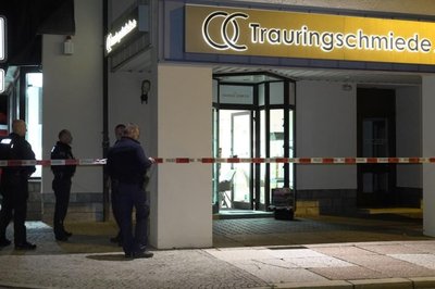 <p>Der Täter betrat kurz vor 18 Uhr das Geschäft am Bahnhofsvorplatz und bedrohte die 64-jährige Mitarbeiterin im Laden mit einer Waffe.</p>
