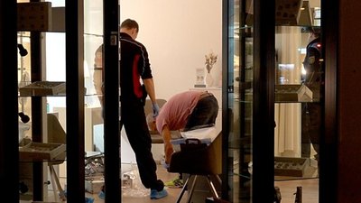 <p>Beim Verlassen des Geschäfts trug er augenscheinlich einen grauen Pullover sowie ein weinrotes Basecap. Er hatte diesmal eine schwarze Umhänge- oder Sporttasche bei sich. Unverändert blieben laut Polizei seine dunkle Hose und seine dunklen Sneaker mit weißer Sohle. </p>