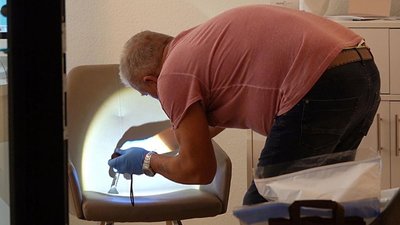 <p><br />
<br />
Die Kriminalpolizei fragt: Wem ist der Täter vor Betreten oder nach Verlassen des Geschäfts aufgefallen? Wer kann Angaben zur Fluchtrichtung machen? Wer kann Angaben zu einem möglicherweise von ihm genutzten Fahrzeug machen?</p>