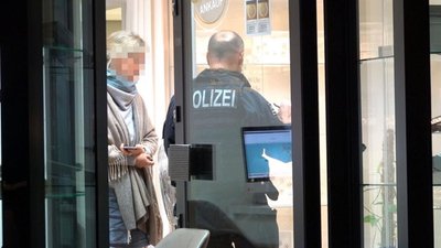 <p>Hinweise nimmt die Kriminalpolizei unter der Rufnummer 0371 387 3448 entgegen. Im Folgenden weitere Bilder des Geschehens.</p>