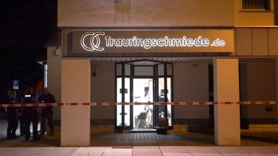 <p>Danach raubte er eine unbekannte Anzahl an Schmuckstücken sowie Bargeld. Die 64-Jährige blieb unverletzt. </p>