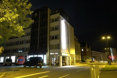 <p>Die Polizei bittet um Zeugenhinweise. Der Räuber ist etwa 1,70 Meter groß und schlank. Er sprach Deutsch mit osteuropäischem Akzent.</p>