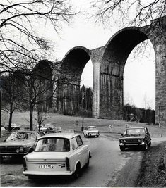 <p><span calibri="" style="font-size:11.0pt;line-height:115%;
font-family:">Tausende Fahrzeuge fahren an der Brücke vorbei in Richtung Hof.</span></p>