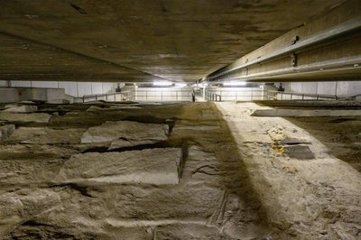 <p>Hier liegen alte und neue Brücke übereinander. Unten das alte Gewölbe, oben die Betonbrücke.</p>