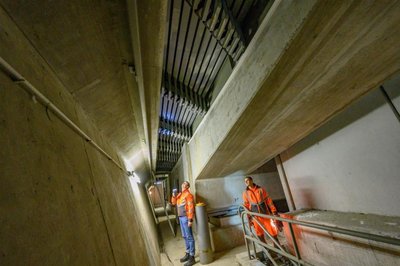 <p>Kontrolle der Dehnungsmöglichkeiten der Betonbrücke.</p>