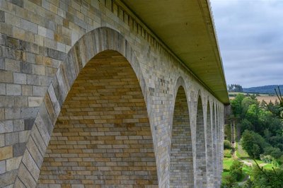 <p><span calibri="" style="font-size:11.0pt;line-height:115%;
font-family:">Die heutige Autobahnbrücke ist breiter als die historische Brücke darunter.</span></p>