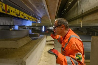 <p>Der Sachverständige Dirk Schönfels prüft die Brücke in regelmäßigen Abständen.</p>