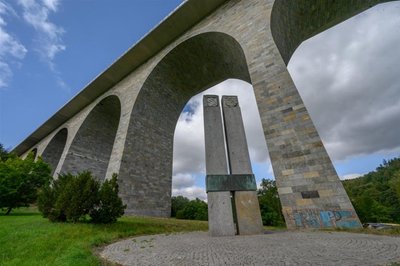 <p>Die Brücke und das Denkmal heute.</p>