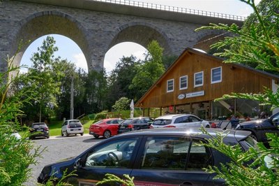 <p>Das Brückenstüb'l liegt direkt neben der Brücke.</p>